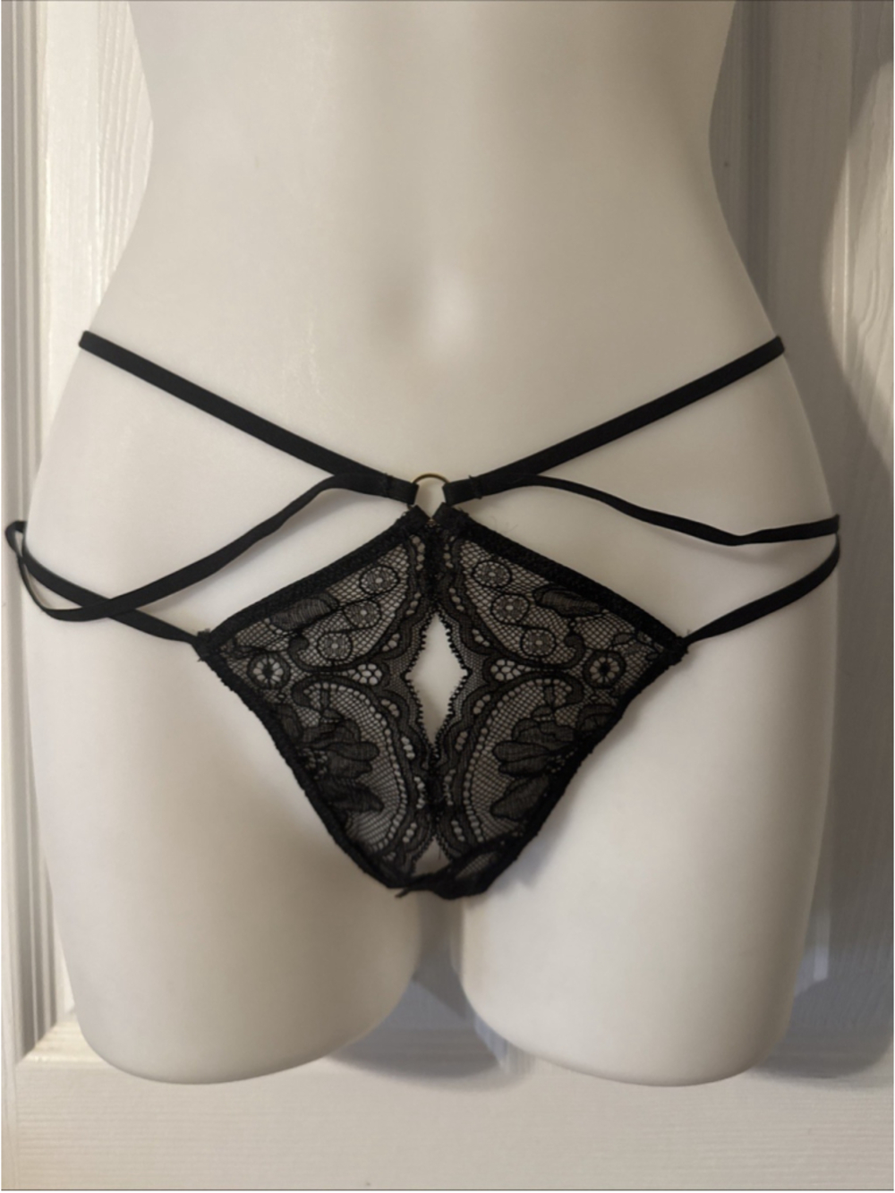 VICTORIA'S SECRET PANTIES M BLACK LACE OPEN BOTTOM STRAPPY HIGH LEG CHEEKY